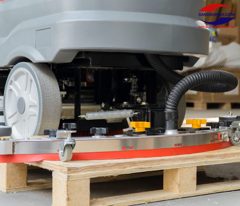Bánh xe của máy chà sàn ngồi lái giúp giữ thăng bằng, tránh va đập